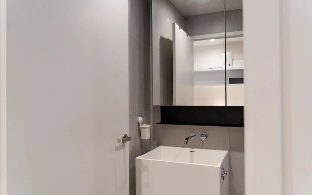Modern 1 Bedroom Apartment South Yarra