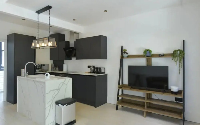 Contemporary 2 Bedroom Apartment on Columbia Road