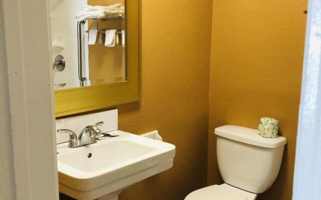 Casa Blanca Inn & Suites