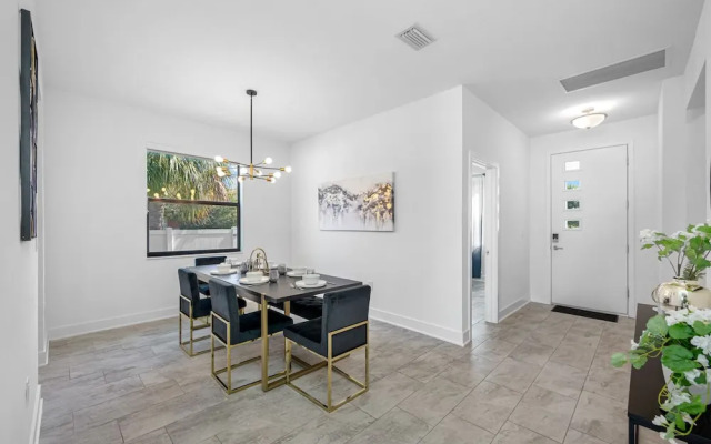 Luxury Modern Villa w/ Pool, Jacuzzi & Amenities!