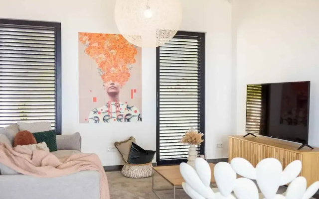 Modern Vibrant Villa With Terrace Private Pool