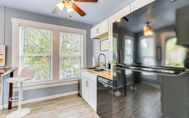 Walk to Manatee River: Palmetto Unit w/ Sunroom