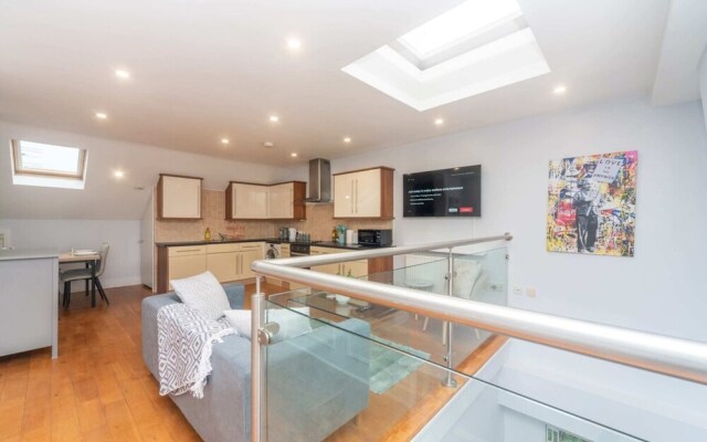 Bright & Chic St John's Hill Duplex