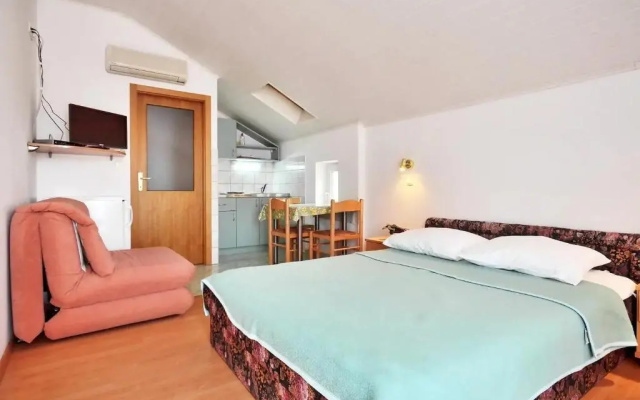 Apartments Toma-200m from beach