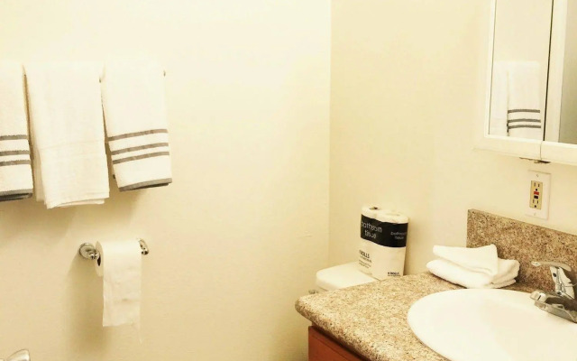 Fully Furnished Apartment in Glendale