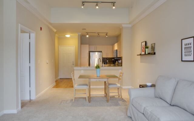 Southend 1 BR Apt with Parking by Frontdesk