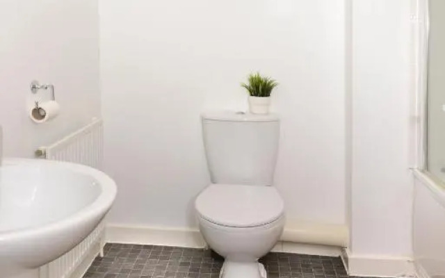 City centre 4 bedroom town house with parking