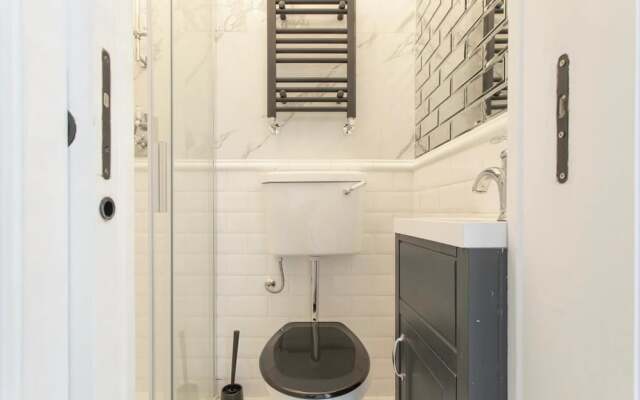 4-bed Flat in West London, Sleeps 8, 8 min to Tube