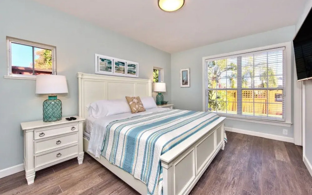 Sardinia Vacation Rental: Delightful Coastal Home near Vanderbilt Beach. Relax in a Private Pool and Spacious 4-BR Retreat with Modern Amenities. Ideal for Families. Minutes from Mercato and Local Attractions