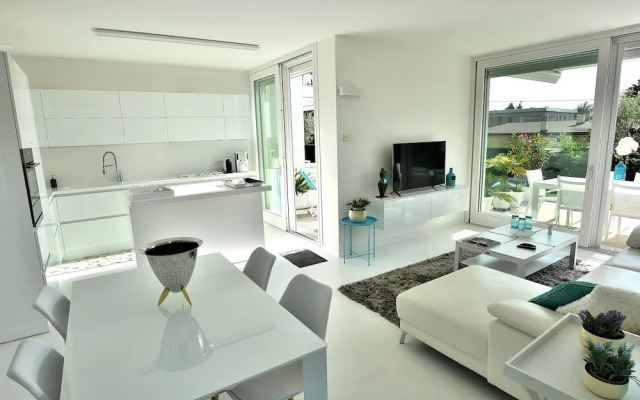 The White Apartment With Pool