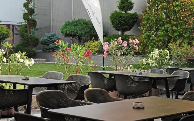Aniroc Signature Hotel