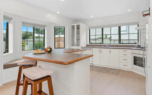 Kiwi Kuta with direct beach access - Matarangi Holiday Home