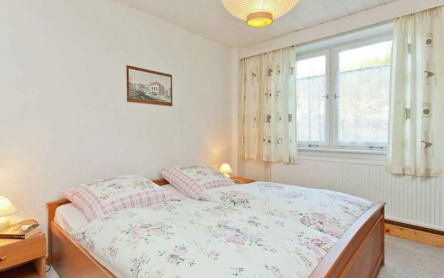 Spacious Stay Near Trails