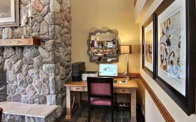 Blossom Hotel & Suites Traverse City