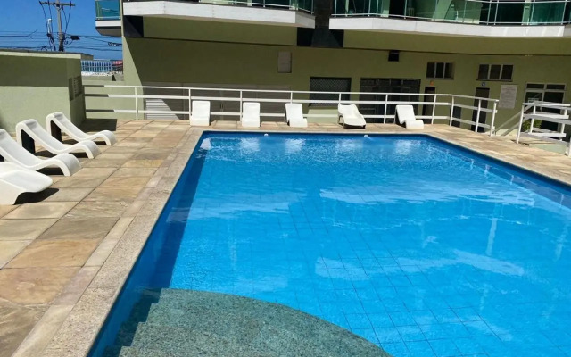 Apto 2 quartos com AR Cond, prédio frente p/ praia