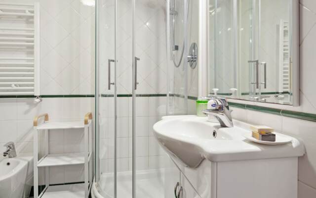 Waterfront Mansion in Rome near Lake