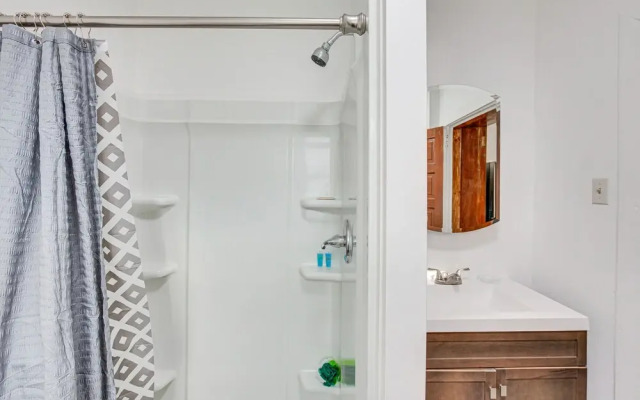 Lovely Lancaster Aptartment in Walkable Location!