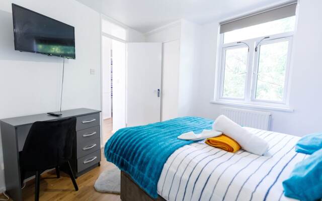 Inviting 3-bed House in London, Stay up to 6