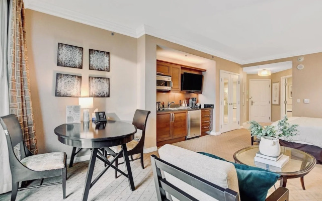 Premium Suite w/balcony at The Signature
