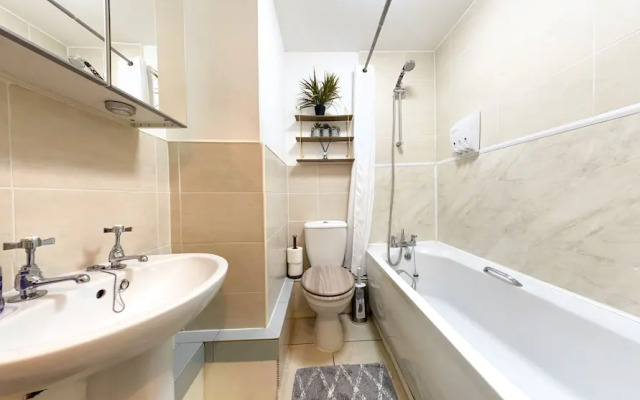 2 bedroom Central Flat with Parking
