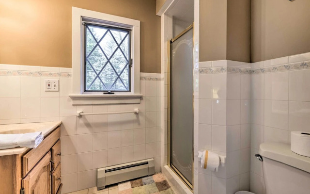 Family-friendly Getaway - 1 Mi to Pocono Lake!