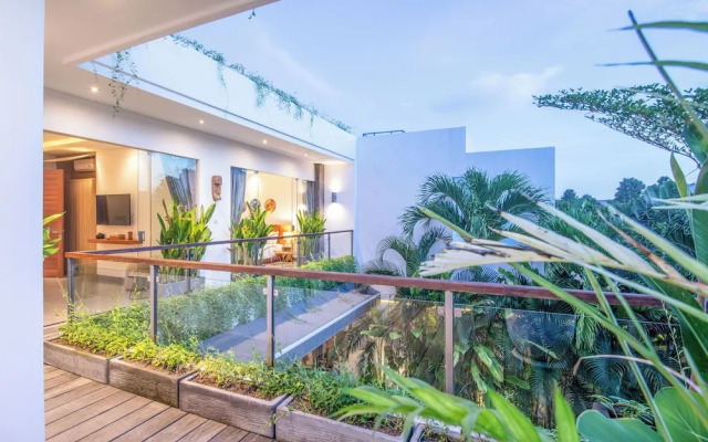 Luxury 4BR Haven, Steps to Canggu's Beach Elegance