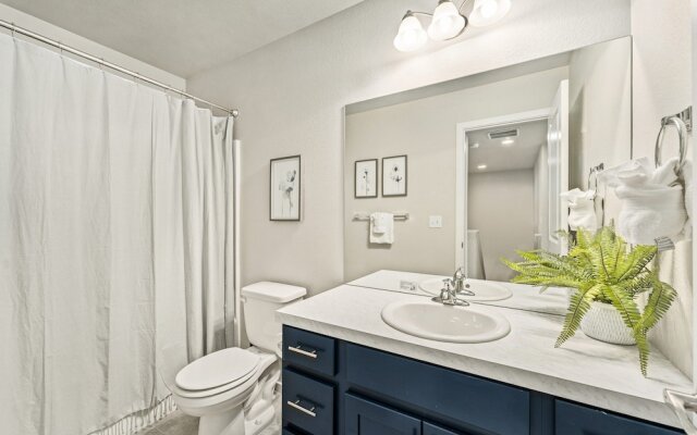 First Class Stylish Townhome Near Old Town!