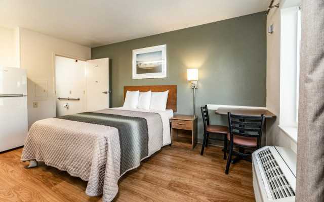 HomeTowne Studios by Red Roof Fresno - West