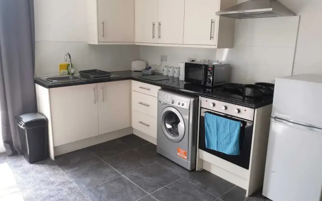 1 Bed Flat in Pedestrianized High Street
