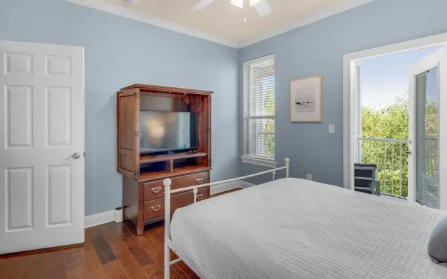 The Bluefin 6 Bedroom Home by RedAwning