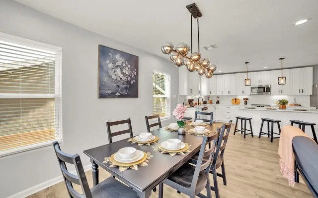 Spacious & Homey 4br/3ba W/amenities Near Downtown