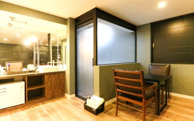 Louis Hotel
