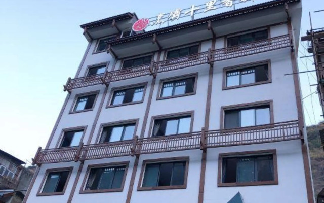 Zhengba Shilixiang Courtyard (Luding Daduhe Bridge)