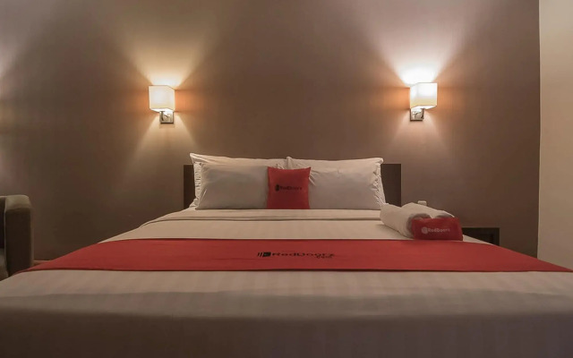 RedDoorz Premium near Paris Van Java Mall