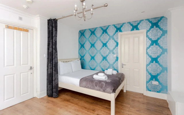 Airy Studio Apartment in Vibrant East London