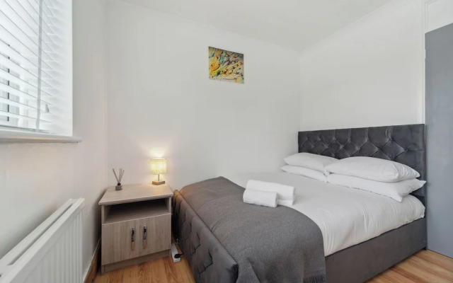 Spacious Home - Sleeps 10 - Free Parking - Pets