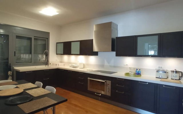 Ultra-Modern Living, Luxe 4BR with Private Outdoor Pool