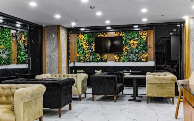 Mays Royal Hotel