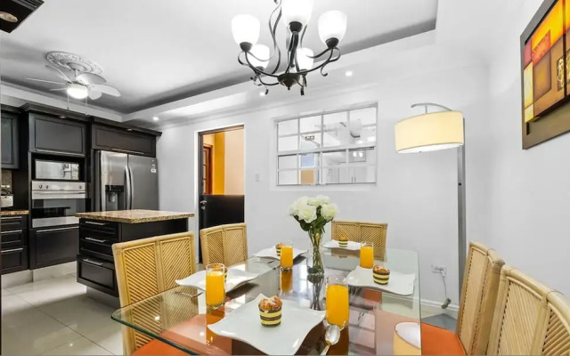 Urban 5BR Private Pool Getaway 10 Min- Bch