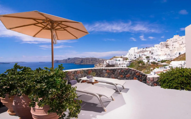 Pezoules of Oia