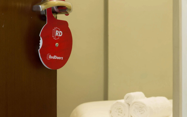 RedDoorz near Batubelig Beach