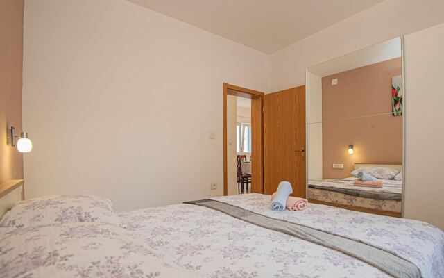 Beautiful Home in Grebastica With 4 Bedrooms and Wifi