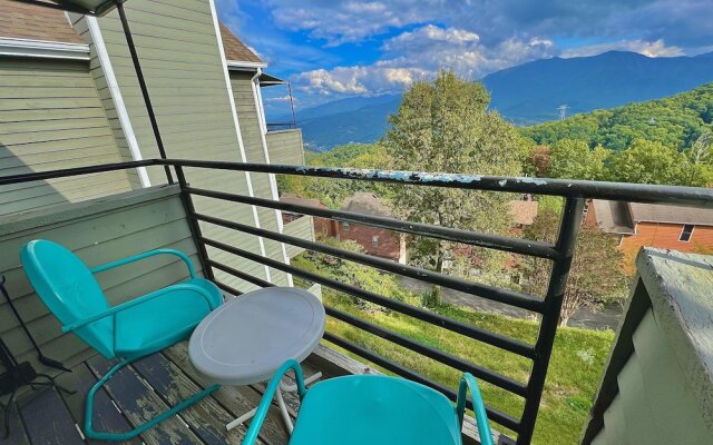 Smoky Top Summit 2 Bedroom Condo by RedAwning