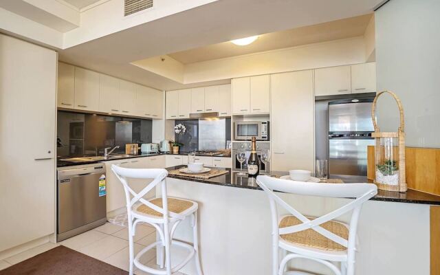 Stylish Apartment With Views