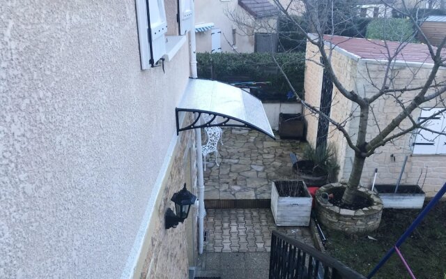 Studio in Beaune, With Enclosed Garden and Wifi