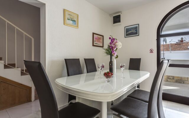 Holiday house Goldie - 30 m from beach: Sevid, Riviera Trogir