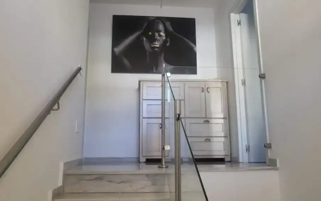 Luxurious Three Bedroom Duplex Apt Close to Beach