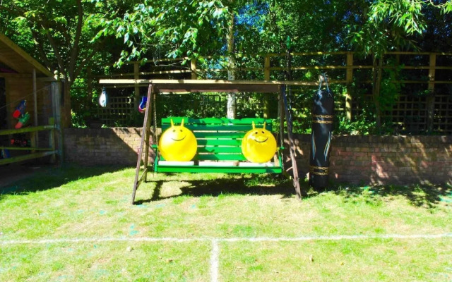 Squirrel Barn. Hi-spec. Hot tub & Wifi. Sleeps 14