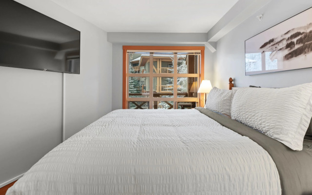 TOP FLOOR in Panorama Resort | TRUE Ski In/Out | Indoor Access to Pool & HotTubs