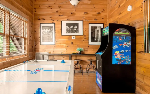 Cades Cove by Avantstay Treetop Haven in Smokey Mountains w/ Hot Tub, Game Room & Home Theatre